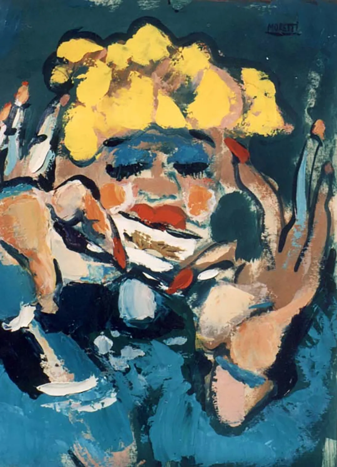 Mujer rubia armando un cigarrillo